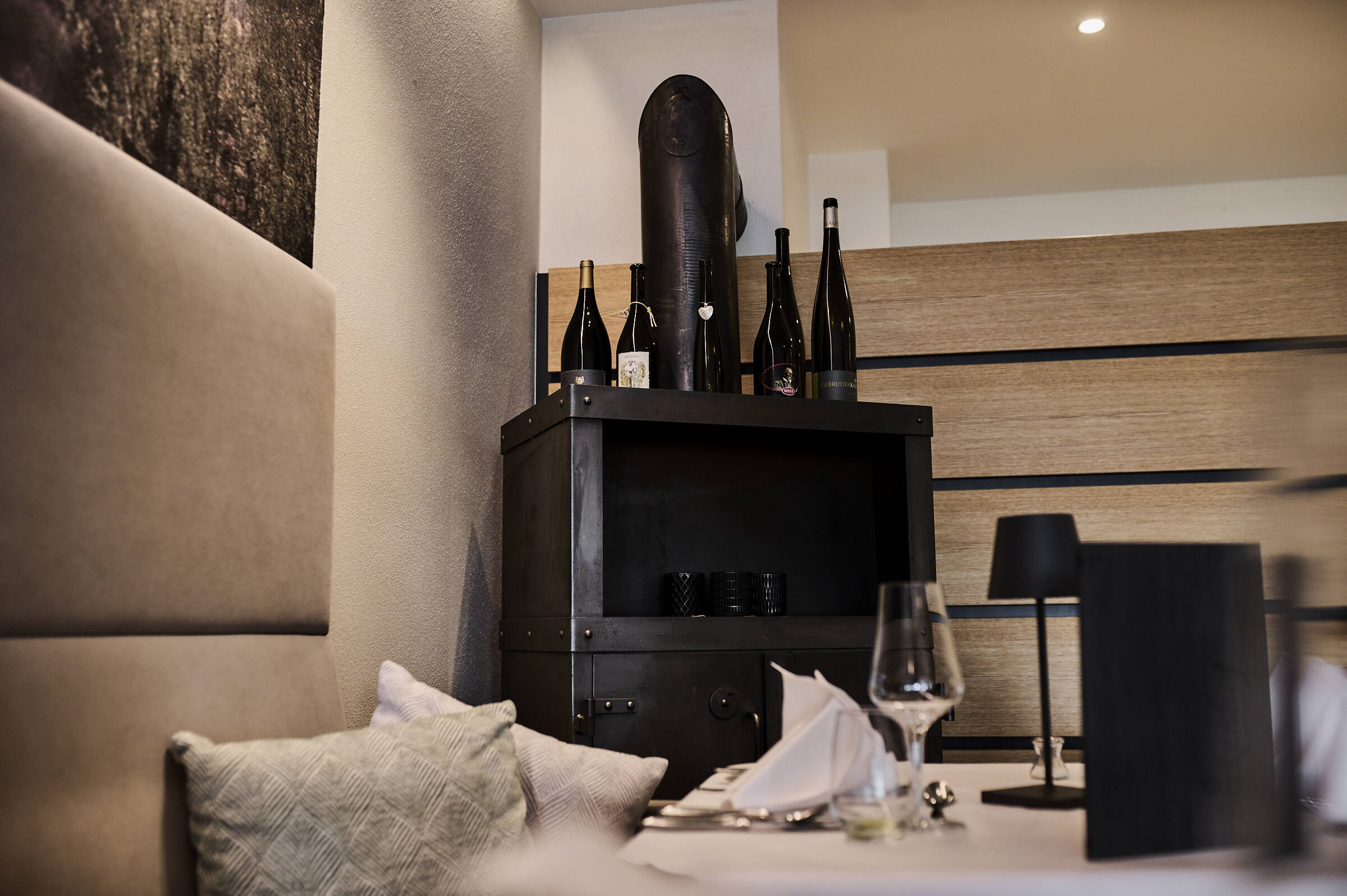 Regionale Spezialitäten im Restaurant mit Blick auf die Rinderweiden
